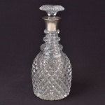 Garrafa em cristal francês lapidada com gargalo em prata contrastada, altura 27 cm.