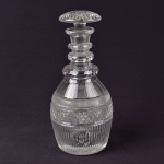 Garrafa em cristal francês lapidada, altura 26 cm.