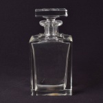 Garrafa em cristal europeu, com 22 cm de altura.