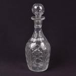 Garrafa em cristal lapidado, com 25 cm de altura.