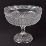Fruteira em cristal lapidado, altura 18 cm e diâmetro 21 cm.