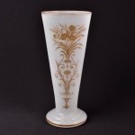 Vaso em opalina francesa na cor branca com decoração floral em baixo relevo com aplicação de douração, altura 30 cm.