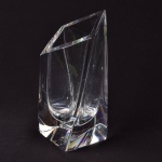 Vaso em cristal facetado, altura 24 cm.
