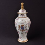 Samson - Potiche em porcelana francesa com decoração floral e inspiração oriental, necessita restaura na pega da tampa, altura total 34 cm.