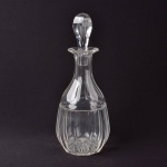 Garrafa em cristal lapidado, altura 36 cm, apresenta lascados.