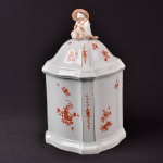 Meissen - Pote com tampa em porcelana alemã na cor branca com decoração floral em tom coral, inspiração oriental, pega da tampa reproduz figura chinesa, altura 25 cm.