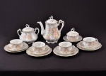 Parte de aparelho para chá em porcelana floral, composto por: 1 bule de chá, 1 açucareiro, 1 manteigueira, 4 xícaras e 4 pires.