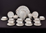 Parte de aparelho para chá em porcelana alemã, composto por: 12 xícaras 12 pires 1 cremeira, 1 bule com 26 cm, 1 açucareiro e 1 prato de bolo com 33 cm de diâmetro.