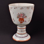 China Séc. XVIII - Vaso em porcelana Família Rosa, com armorial, altura 25 cm. Apresenta etiqueta.