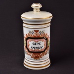 Pote de Farmácia em porcelana francesa com a inscrição Gum:  Ammon:, altura 25 cm.