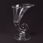 Cornucópia em vidro transparente de Murano, altura 24 cm.