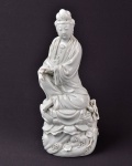 China Séc. XIX / XX - Escultura em Blanc de Chine representando Divindade, altura 34 cm.