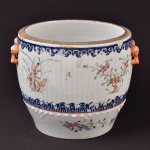 China Séc. XVIII/XIX - Cachepot em porcelana decorado com flores, altura 15 cm. Apresenta lascado na borda.