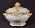 China Séc. XVIII - Sopeira em porcelana Cia das índias, decorada com flores e douração, altura 25 cm e de alça a alça 35 cm.