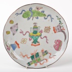 China Séc. XVIII - Prato em porcelana  com fundo branco ricamente decorado e policromado com elementos típicos, 23 cm de diâmetro.