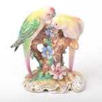 Escultura em porcelana reproduzindo Casal de Papagaios, realísticos, policromados, altura 20 cm.