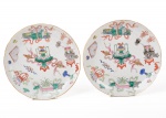 Par de pratos em porcelana chinesa Séc. XVIII, fundo branco com elaborado trabalho decorativo em policromia com vários elementos típicos da cultura, com 23 cm de diâmetro.