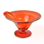 Molheira com concha em vidro na cor vermelha com decoração dourada, altura 10 cm e concha com 17 cm de comprimento.