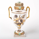 Augustus Rex - Ânfora em porcelana alemã Séc. XIX, fundo branco com intensa decoração floral e douração, marcas da manufatura de Helena Wolfsohn, Dresden. na base, altura 30 cm.