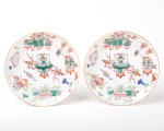 Par de pratos em porcelana chinesa Séc. XVIII, fundo branco com elaborado trabalho decorativo em policromia com vários elementos típicos da cultura, com 23 cm de diâmetro.