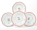 Conjunto com 4 pratos fundos em porcelana chinesa Séc. XVIII, fundo branco com elaborado trabalho decorativo em policromia com desenho floral, Família Rosa, com 23 cm de diâmetro.