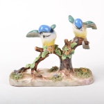 Estatueta em porcelana com pássaros, necessita restauros e apresenta faltas de material 13 x 7 x 17