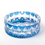Cinzeiro em cristal transparente e azul, altura 3,5 cm e diâmetro 14 cm.