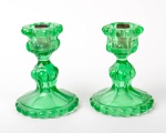Par de castiçais em cristal na cor verde, altura 16 cm.