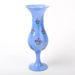 França Séc. XX - Vaso em opalina na cor azul com decoração floral, altura 25 cm.