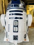 R2 D2 - Interactive Astromech Droid, fabricação Hasboro UK, caixa mede 45 x 33 cm de diâmetro. Acompanha manual. Não testado, vendido sem garantia.