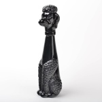 Garrafa de cerâmica em forma de poodle, na cor preta, altura 39 cm.