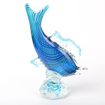 Escultura em vidro de Murano na cor azul em forma de peixe, altura 30 cm.