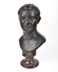 Busto em bronze figura romana, assinado *uico, e localizado Firenze, altura total 50 cm.