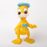 Boneco em plástico, Pato Donald, altura 30 cm.