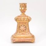 Brasil Séc. XIX - Base para Crucifixo de Altar em madeira esculpida à mão com folha de ouro, altura 33 x 21 x 15 cm.