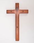 Antiga cruz confeccionada em pinho de riga, com pequenos cravos de madeira escura.33 x 19 cm.