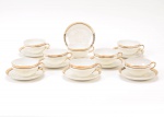 Lote composto por 8 xícaras para chá em porcelana chinesa casca de ovo, na cor branca com frisos dourados, marcas do fabricante.