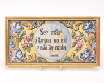 Antigo azulejo português com pintura de anjos, rocailes e tradicional escrita lusitana com dizeres de provérbio. Moldura com pátina dourada, 15 x 28 cm.