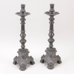 John Somers - Magnífico par de tocheiros sacros em estanho, marcas do fabricante, altura 48 cm.