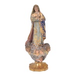 Portugal Séc. XIX - Imagem de Nossa Senhora da Conceição em madeira esculpida à mão ricamente policromada e com folha de ouro, altura 25 cm.