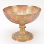Elegante centro de mesa em bronze indiano com decoração floral em policromia, altura 18 cm e diâmetro 23 cm.