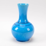 Vaso em porcelana azul celeste, decorado com padrões fitomórficos. altura 24 cm.