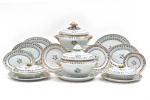Cia das Índias - Séc. XVIII / XIX, período Jiaqing (1799-1820) - Importante aparelho de jantar em porcelana ricamente decorada em tons de azul e dourado, composto por 35 pratos rasos, 14 pratos fundos, 6 pratos de sobremesa, 6 travessas, 2 legume iras e 2 sopeiras com presentoirs, total de 67 peças. Apresenta faltas e fios de cabelo, com marcas de sinais de uso.