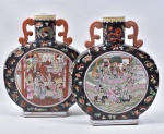 Pilgrim Vase, par de vasos em porcelana chinesa, ricamente decorada com fundo negro e alças na cor coral, decorado com figuras. altura 30 cm.