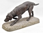Geroges Gardet (1863-1939) - Cão de caça, escultura em bronze com base em pedra, assinado na base, altura 30 x 60 x 15 cm. Nota: https://pt.wikipedia.org/wiki/Georges_Gardet
