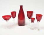 Bohemia - Conjunto para bebidas em cristal vermelho e com selo do fabricante, composto por: 9 taças com 18 cm, 7 taças com 12 cm, 5 taças para champagne com 13,5 cm, 8 taças com 16 cm, 11 taças com 17 cm e 1 decantador com 25 cm.