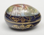 Limóges, caixa em porcelana francesa em forma de ovo, altura 13 x 14 x 19 cm. Apresenta restauro.