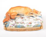 Jabob Petit - Tinteiro em porcelana francesa Séc. XIX reproduzindo uma almofada com cachorro deitado, porcelana ricamente decorada, 18 cm de altura.
