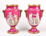 Par de vasos em porcelana francesa de Limóges, europeia, com marcas do fabricante Henri Ardant (1860-1890), na cor salmão e douração, decorados com imagens de figuras com flores, altura 33 cm.