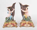 Par de vasos em porcelana europeia, provavelmente francesa sem marcas de fabricante, base ricamente elabora em estilo clássico, apoiadas sobres estas, duas nereidas seguram cornucópias, altura 20 cm. Apresentam restauros antigos.